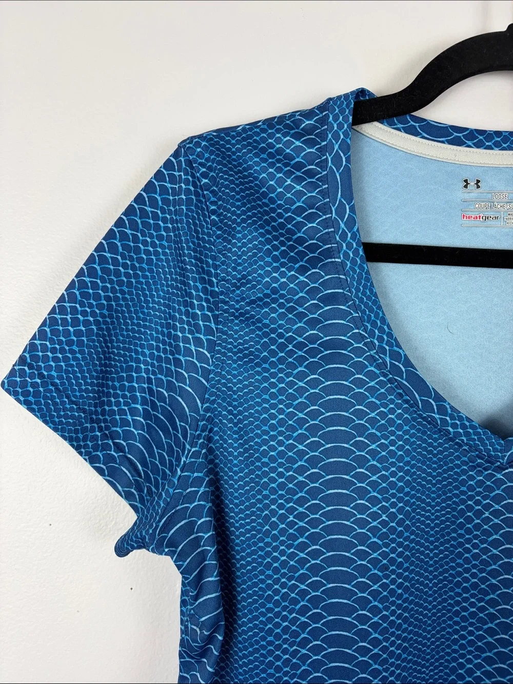Under Armour HeatGear Blue Scale Print Athletic Tee Size Large - Picture 5 of 11